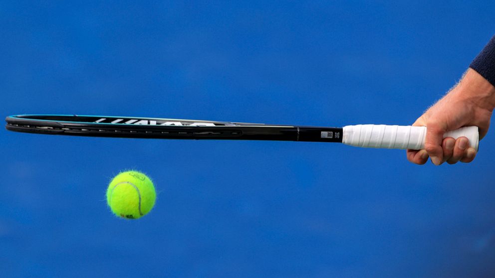 En svensk tennisspelare har stängts av i 4,5 år för matchfixning.