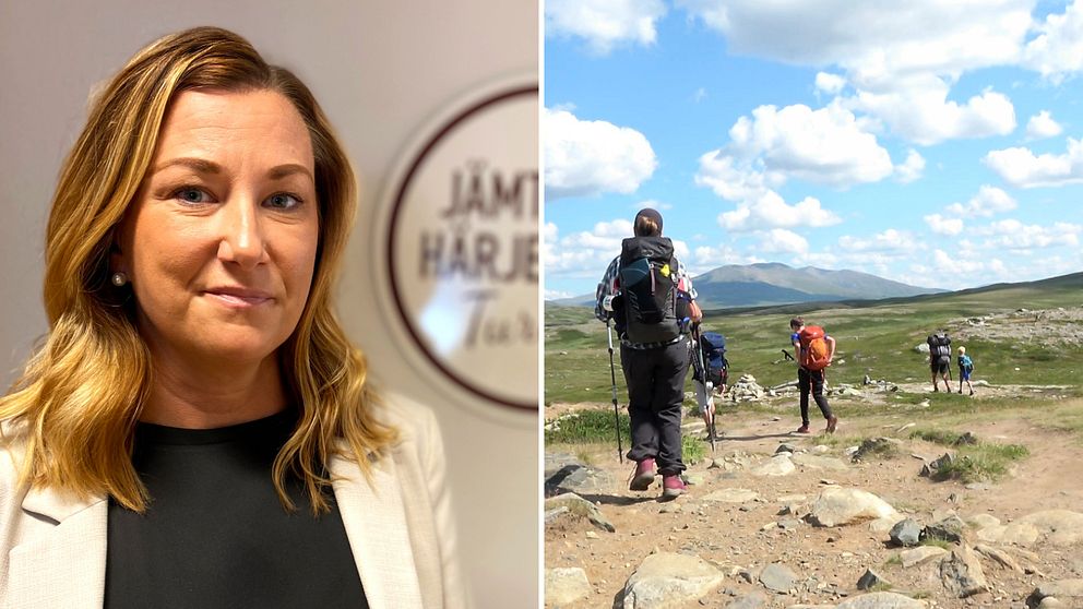 Blond kvinna med ljus kavaj och mörk tröja står framför en skylt som det står Jämtland Härjedalen Turism på.