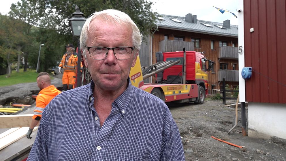 Thomas Bäcklund på sin sargade fastighet i Åre efter stormen Hans.