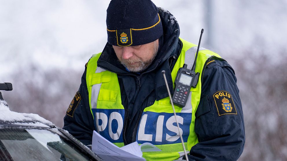 polis stoppar bil vid norska gränsen