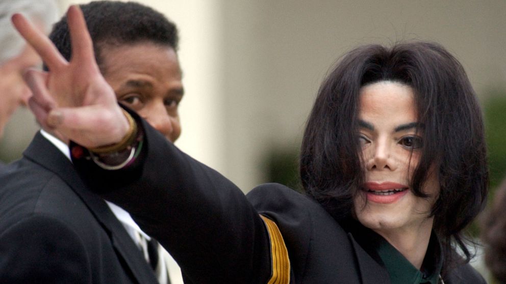 Michael Jackson utanför domstolen i Santa Maria, USA, 2005. Popstjärnan stod åtalad för flera sexuella övergrepp mot barn, något han nekade till. Jackson friades från alla åtalspunkter.