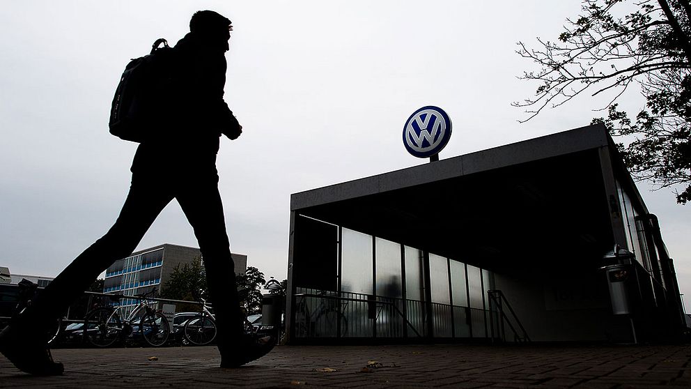 Anställd utanför Volkswagens huvudkontor i Wolfsburg