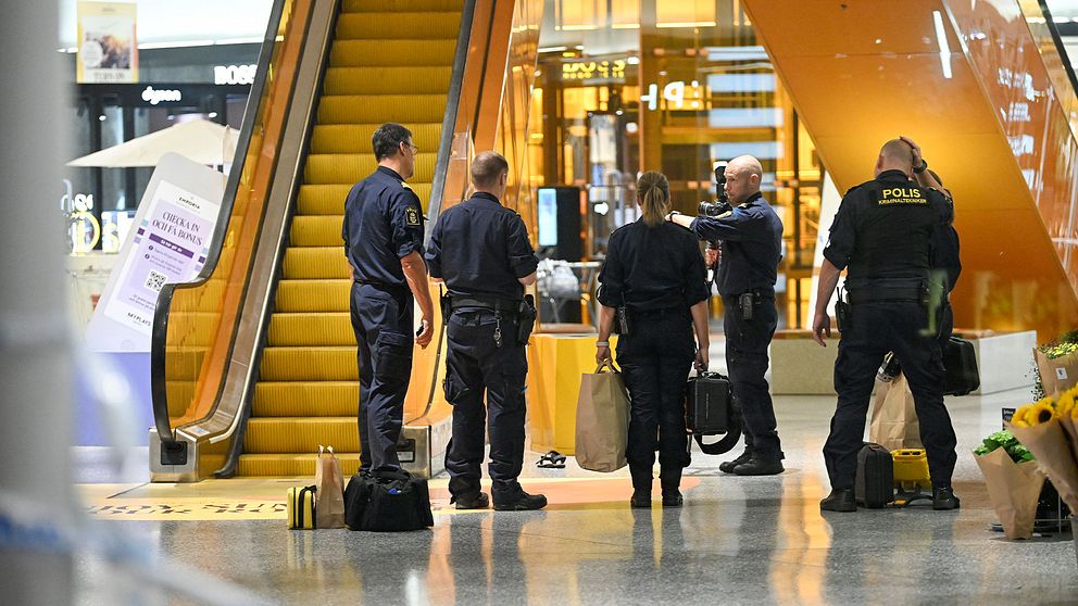 Polisens kriminaltekniker på plats i köpcentret Emporia i Malmö efter att en person skjutits till döds och en skadats allvarligt i en skottlossning.