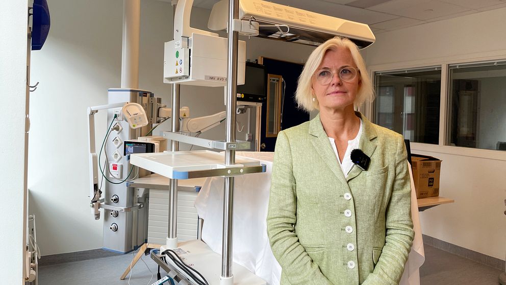 Verksamhetschefen på Barnoperation, Elisabeth Olhager, står i ett behandlingsrum.