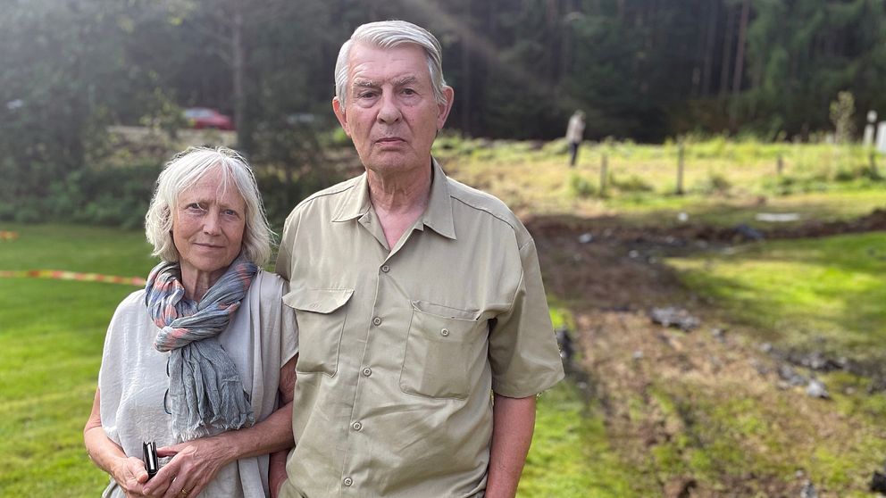 Sara och Clarence Hamilton, ett par, står vid olycksplatsen för olyckan på väg 184 mellan Falköping och Skara, där fem personer dog.