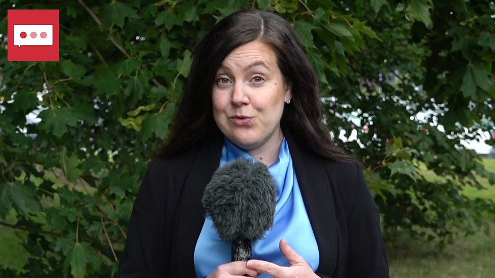 SVT:s reporter Elin Schwartz med en mikrofon i handen.