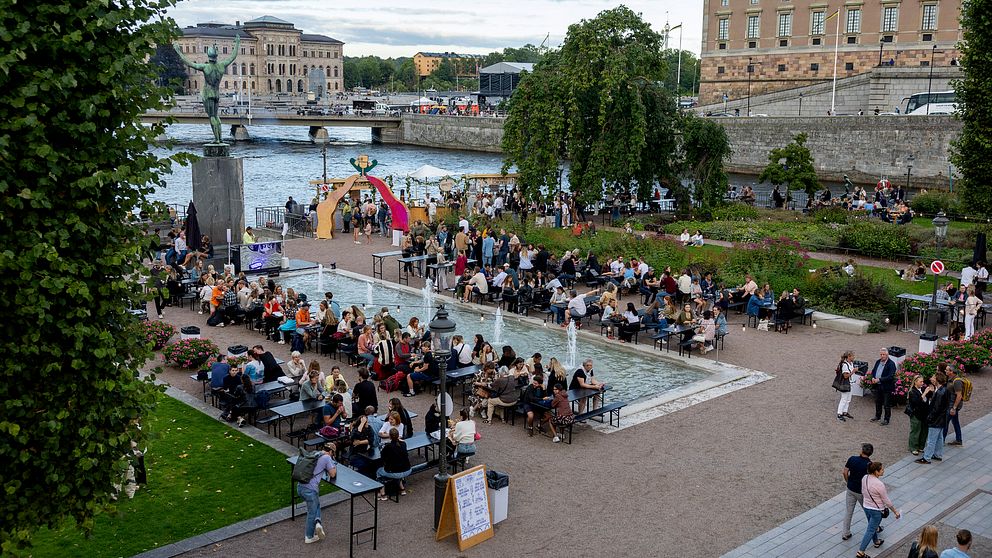 Människor vid Strömparterren vid Norrbro under Kulturfestivalen i Stockholm 2023.