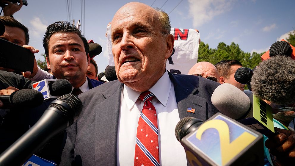 Rudy Giuliani talade utanför Fulton County-fängelset på onsdagen.