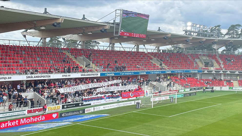 Östers ståläktare på Visma Arena. Banderollen lyder Läktarkulturen kämpar för tre poäng – Ni borde jaga kriminella gäng”.