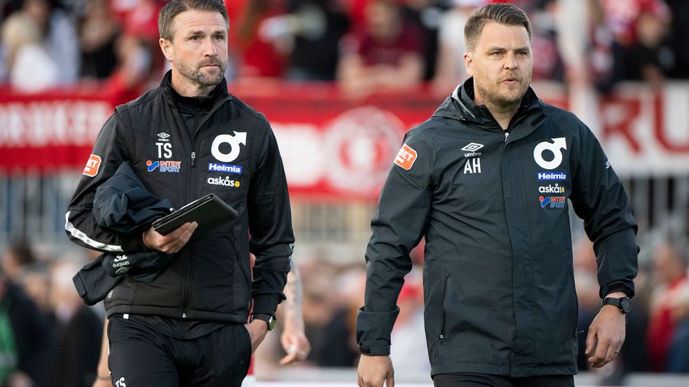 Degerfors IF tränare Tobias Solberg och Andreas Holmberg på fotbollsplanen under en match.