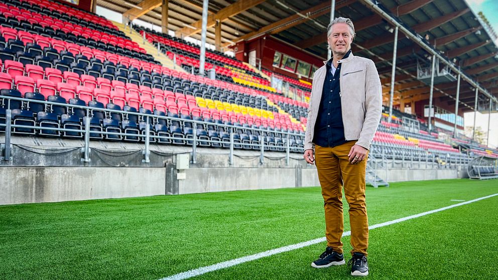 Peja Lindholm vd för ÖFK står på Jämtkraft arena.