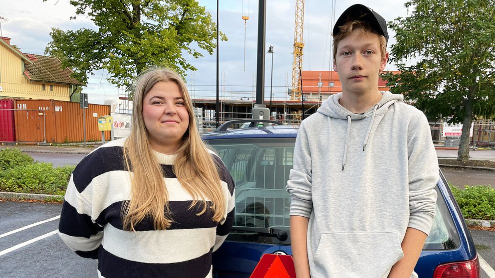 ulia Karlsson och Hugo Johansson, två ungdomar, står vid en A-traktor med en LGF-skylt.