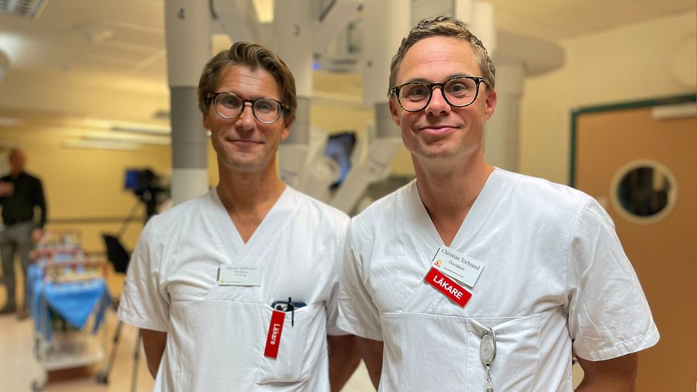 Överläkarna Marcus Edelhamre och Christian Torbrand välkomnar lasarettets nya teknik.