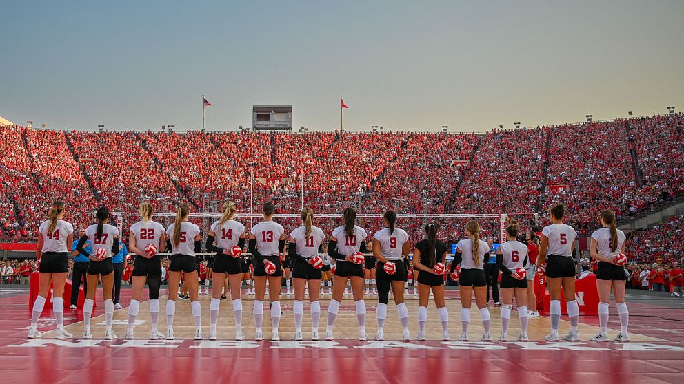 Se när Nebraska säkrar segern inför rekordpublik på Memorial Stadium.