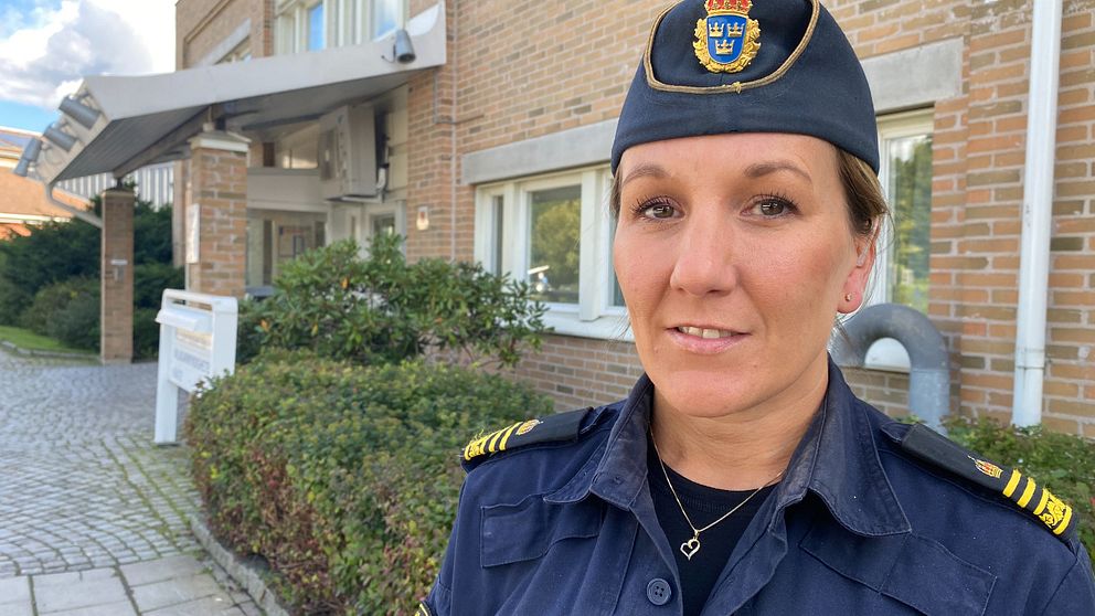 Tf lokalpolisområdeschefen Lisa Nilsson utanför polishuset i Nyköping