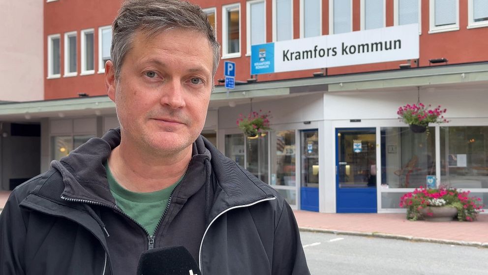 Reportern Thomas Sundberg utanför Kramfors kommun.