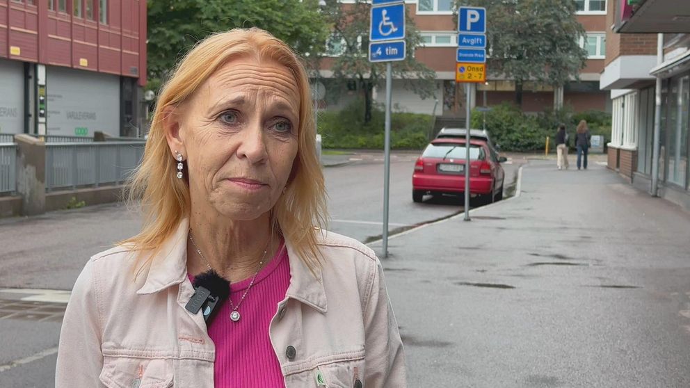 Marika Andersson, rektor på Lövgärdesskolan, står på en gata.