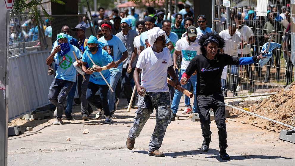 Eritreanska demonstranter drabbade samman i Tel Aviv under lördagen.