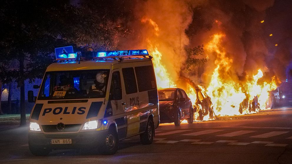 Polis på plats i samband med flera bilbränder på Ramels väg i Malmö på söndagen. Lågor från bilar.