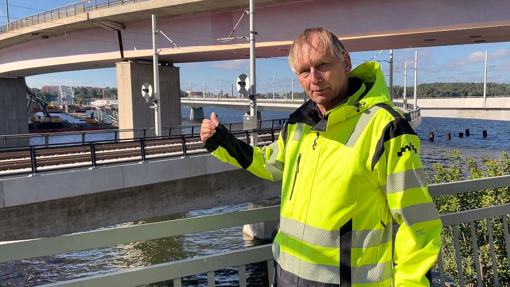 Jan Werner, projektledare för Lilla Lidingöbron, står i varselkläder vid brofästet på Lidingö.