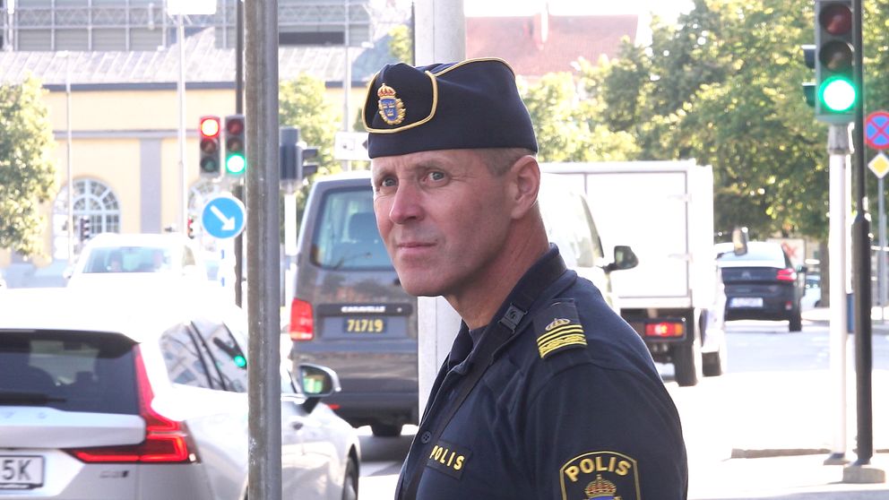Petter Wahllöf, trafikpolischef i Karlskrona. med trafik i bakgrunden.
