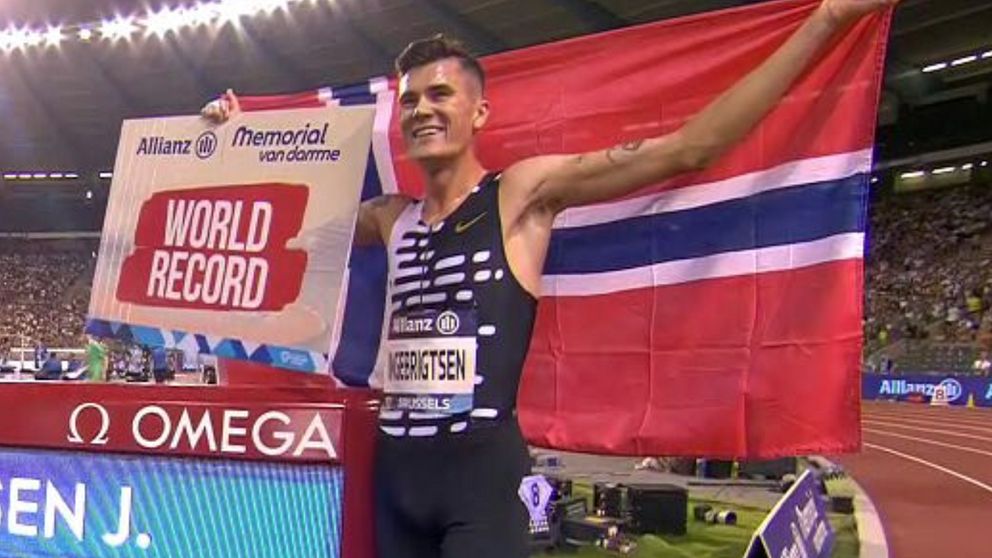 Jakob Ingebrigtsen har slagit ett nytt världsrekord på 2 000 meter.