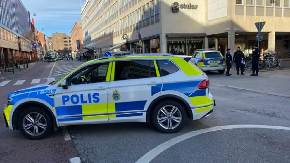 polisbil i gatukorsning i Malmö