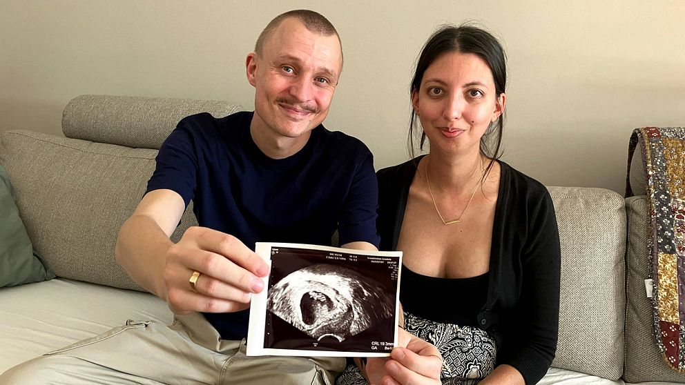Svedalaparet Max Olsson och Sabina Ullah håller upp en ultraljudsbild.