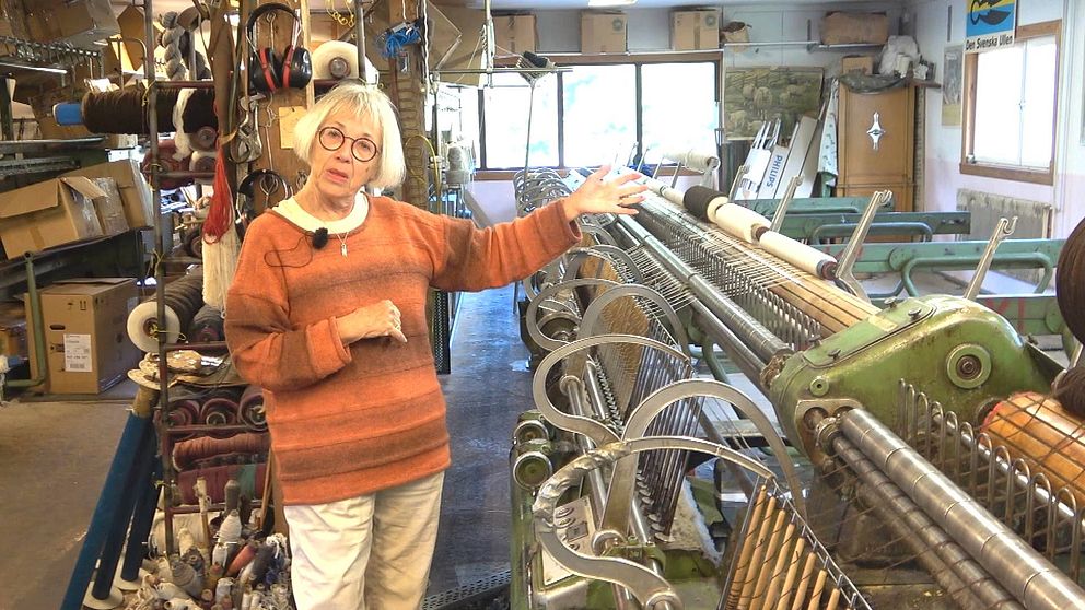 Ulla-Karin Hellsten framför maskinen Spinning Jenny