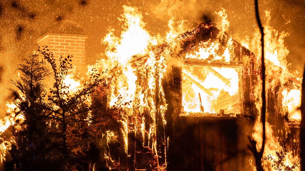 Våldsam brand i Ljungskile, Uddevalla kommun, tidigt på onsdagen. Eldlågor stiger från villa.