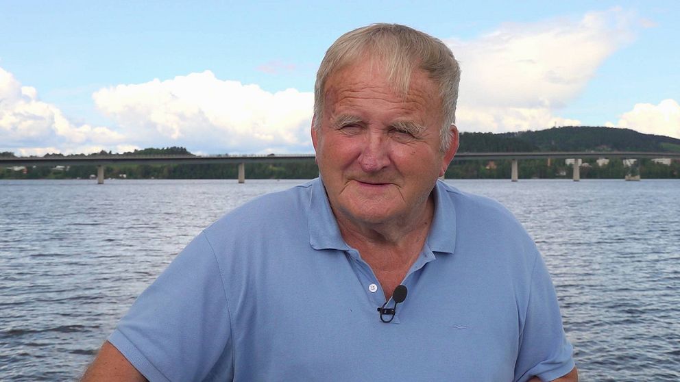 En bild på den före detta centerpolitikern i Östersund, Per Söderberg, som står vid Storsjön med Vallsundsbron i bakgrunden.