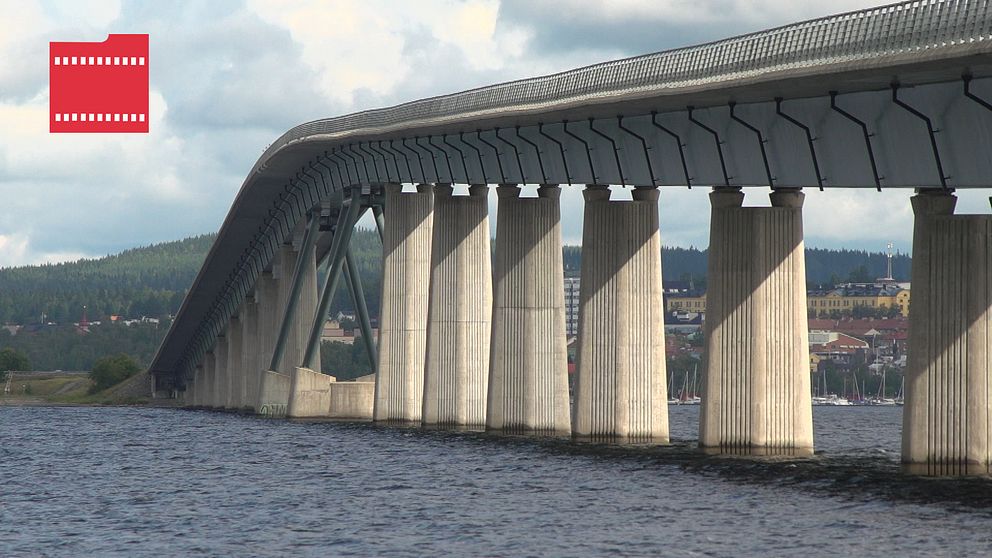 Bild på Vallsundsbron. I bakgrunden syns skog och byggnader.