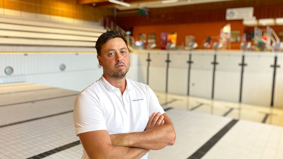 En man som står på botten av en tömd bassäng. Mannen heter Joakim Svanhall och är projektledare på Karlshamns kommun.
