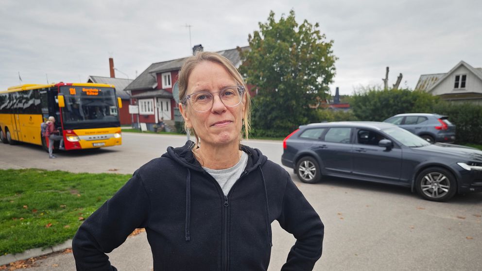 Lena Roos fick så sent som förra året ringa ambulans mitt i natten när en nära anhörig kollapsade. Hör henne berätta om oron för att norra Öland blir utan ambulans nattetid i klippet.