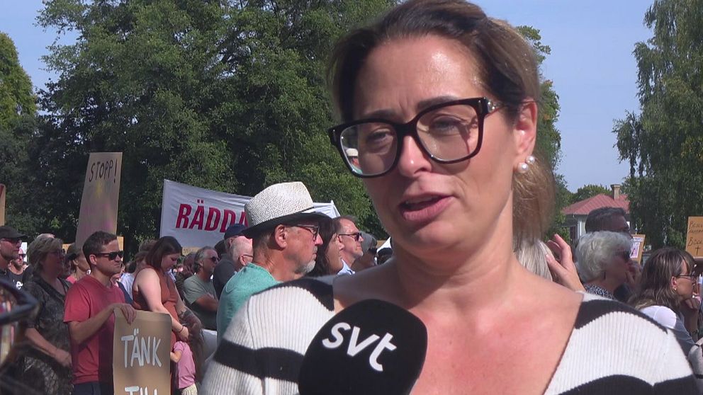 En kvinna blir intervjuad i samband med en demonstration mot nedläggningen av akuten i Lidköping.