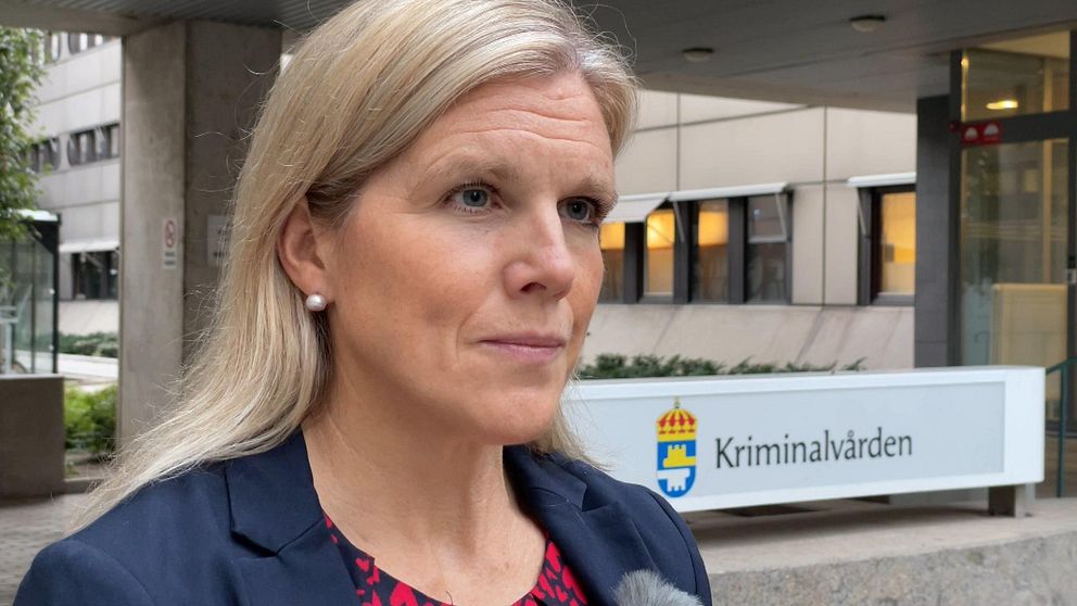 Stina Sjödin, chef för sektionen för lokalförsörjning på Kriminalvården, framför huvudkontorets entré.