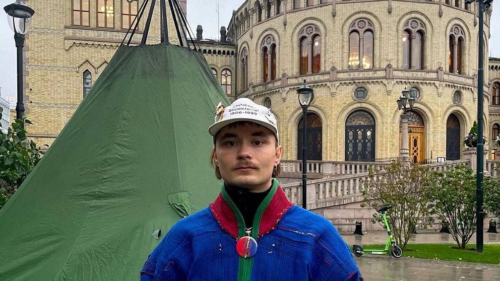 ”Jag har satt upp en lavvu och flyttat in i den. Jag kommer att stanna här så länge kränkningen av mänskliga rättigheterna fortsätter och jag räknar med att vara kvar ett tag”, säger Mihkkal Haetta till NRK Sápmi.