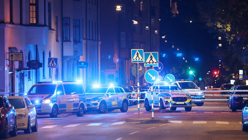 Polisbilar på gata i Vasastan i Stockholm