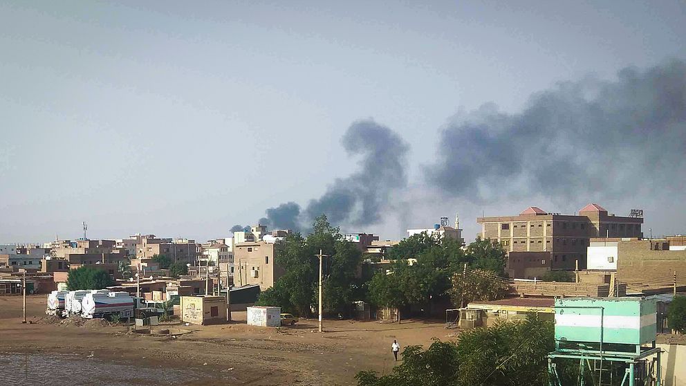 Rök stiger ur krigsdrabbade Khartoum, Sudan, 23 juni 2023.