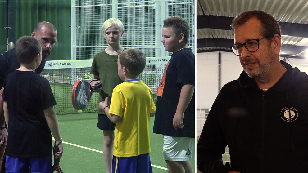 Till vänster en liten grupp barn och en vuxen tränare som pratar på en padelbana. Till höger en man i svart tröja och svarta glasögon som tittar snett till vänster i bild. Fredrik Belfrage, Sölvesborgs padelförening.