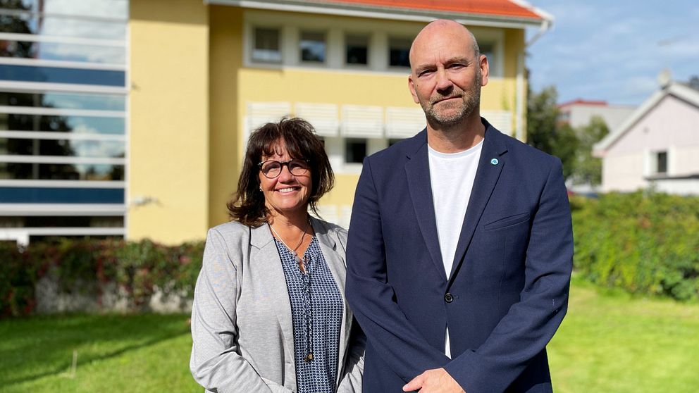 Socialchef Camilla Denker och ordförande för personalutskottet i Ljungby kommun, Marcus Walldén (M).