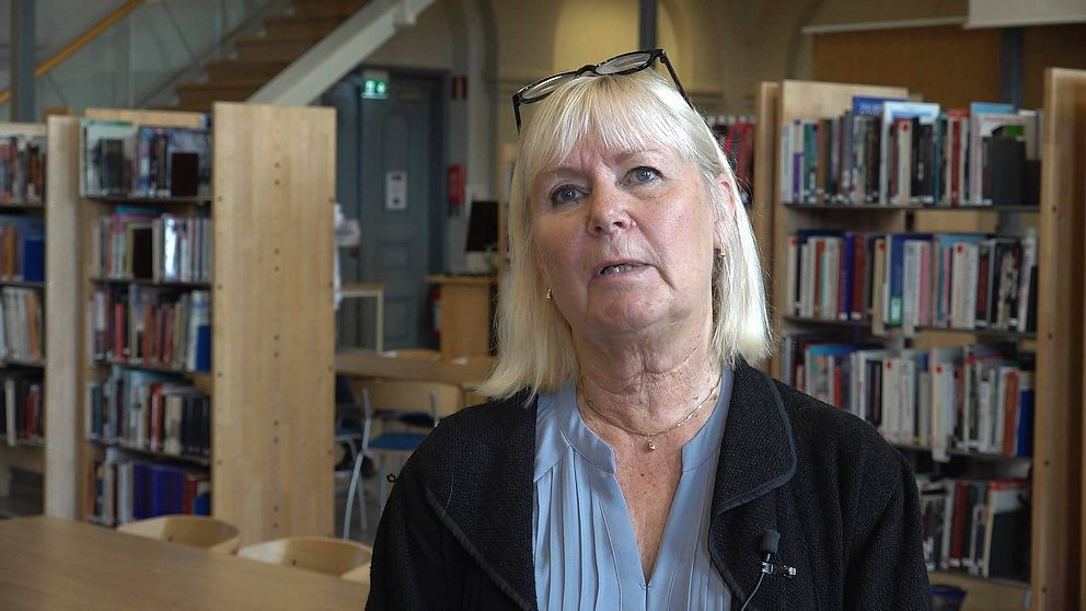 Karin Andersson i Tingvallagymnasiets bibliotek.