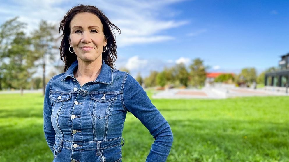Katarina Nyberg Finn (S) står på en grön gräsmatta med blå himmel ovanför.