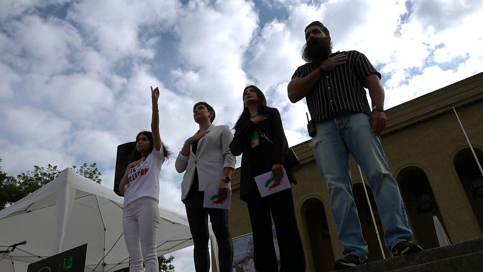 Bild på fyra personer på Götaplatsen i Göteborg från en manifestation mot regimen i Iran.