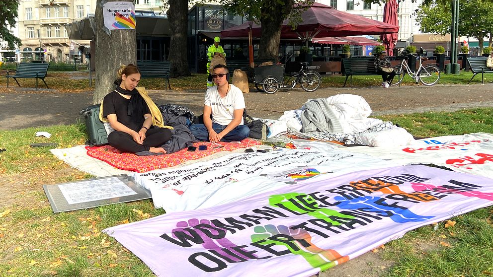 Mohra Faby med vännen Hashim Yakobi på Gustav Adolfs torg i Malmö.