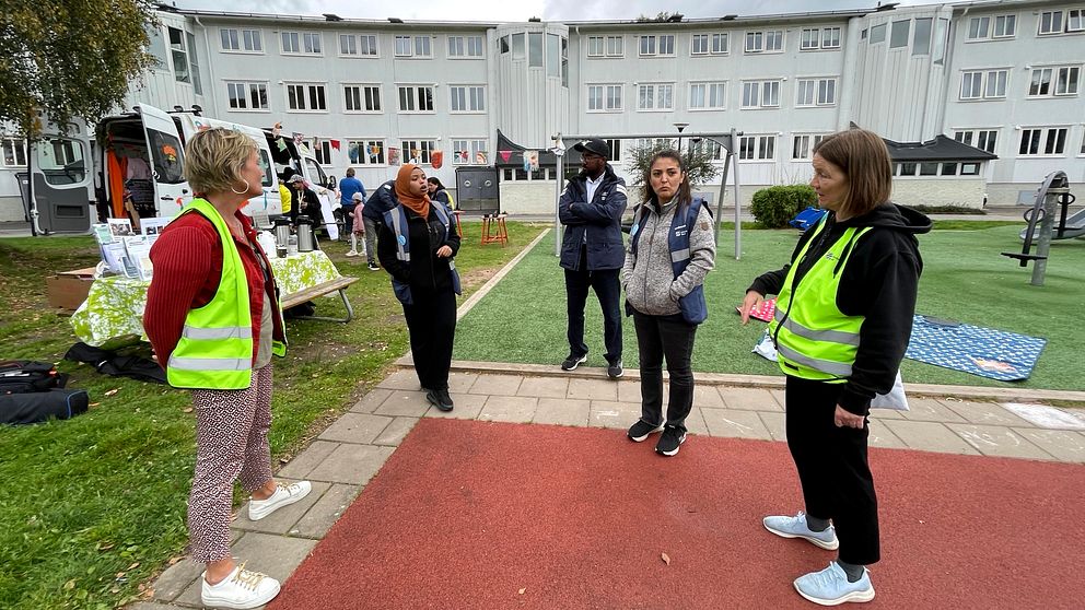 Invånarguider och pedagoger från öppna förskolan i väntan på föräldrar på en lekplats i Biskopsgården