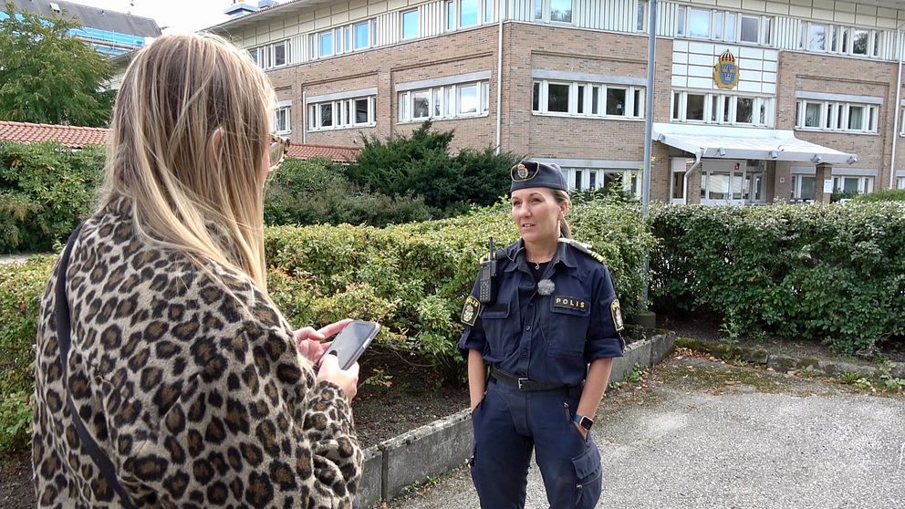 Bild på SVT:s reporter och Lisa Nilsson, tillförordnad lokalpolisområdeschef i Nyköping framför polishuset.