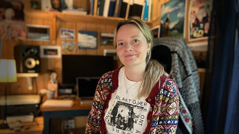 Ellen Sundberg, artist sitter i sina lilla stuga tillika studio i hennes bostad.