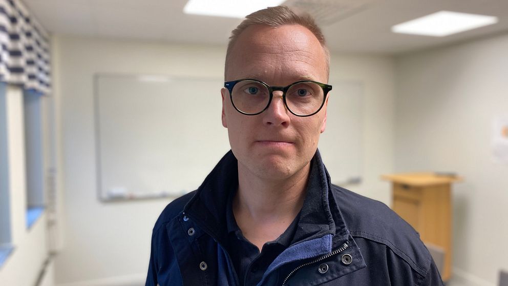 Man med glasögon och blå jacka. Heter Henrik Starkman och är rektor