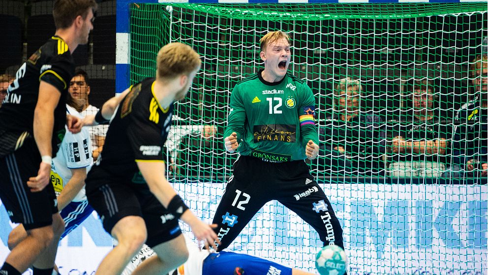 Sävehofs målvakt Simon Möller jublar under handbollsmatchen i Handbollsligan herr mellan Ystad IF och Sävehof den 19 september 2023 i Ystad.